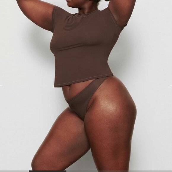 SKIMS Fits Everybody Short Sleeve T-shirt - Picture 2 of 3